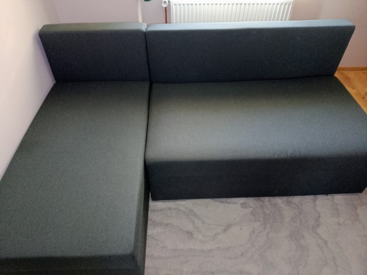 Elbląg Sprzedam narożnik z funkcją spania lewostronny z Black Red White używany dwa lata, narożnik jest bez poduszek.