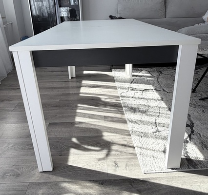 Elbląg Sprzedam stół biały, 
Stan bardzo dobry. 
Wymiary: długość 135,wys 76,szer 86.