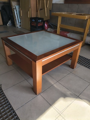 Elbląg Stolik kawowy DREWNIANY ze szkłem, DUŻY/80/80cm. stan dobry z półką, wysoki na 45cm