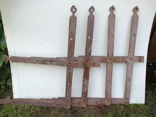 Elbląg 4 sztuki po spawanych okuć metalowych z płaskownika grubość ok 8 mm szerokość 5 cm i długości 65-75 cm do drzwi