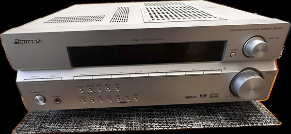 Elbląg Kino domowe Pioneer VSX-415-S 5.1.Zestaw składa się z amplitunera, subwoofera, kolumn. Sprzęt w pełni sprawny.