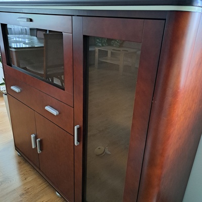 Elbląg Sprzedam drewniana komodę firmy Meble bydgoskie. Komoda masywna, elegancka, pakowna. Zapraszam do obejrzenia.