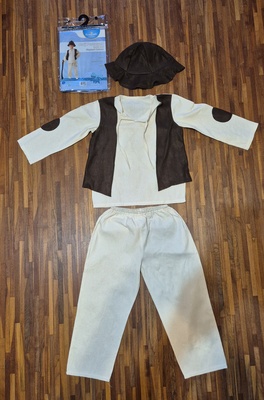 Elbląg Strój pastuszek firmy Kraszek, składa się z bluzy z przyszytymi połami kamizelki, spodni w pasie na gumce i