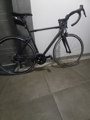 Elbląg Rower szosowy VANRYSEL EDR SHIMANO 105.
Przedni widelec Karbon. Bardzo lekki. 
Kolor: Czarny Mat. Opony