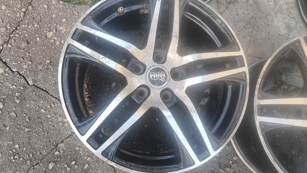 Elbląg Sprzedam felgi aluminiowe 5x112.17. Felgi używane byly w Golf 5 Stan dobry. Pisz sms oddzwonię, nie zawszę mogę