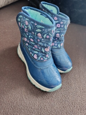 Elbląg Sprzedam buty dla dziewczynki rozmiar 25.Jesienne oraz  śniegowce. Stan bardzo dobry. Cena za jedną pare 15zl.