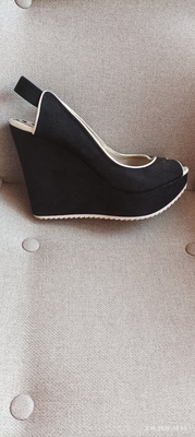 Elbląg Mam do sprzedania damskie czarne zamszowe buty-sandały na koturnie rozmiar 38 firmy Vicini. Sandały są jak