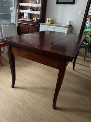 Elbląg Sprzedam 4 krzesła po 100 zł za sztukę, kredens za 500 zł i drewniany stół za 500 zl( wymiary 130/90 po