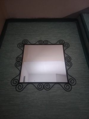 Elbląg Sprzedam lustro metalowe z Ikea. Stan widoczny na zdjęciach. Wymiary: Lustra 56 cm x 56 cm, Ramy 74 cm x 74 cm.