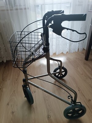 Elbląg Sprzedam chodzik rehabilitacyjny trójkołowy z koszykiem. 
Stabilny dla osoby o wadze do 120 kg
Po złożeniu