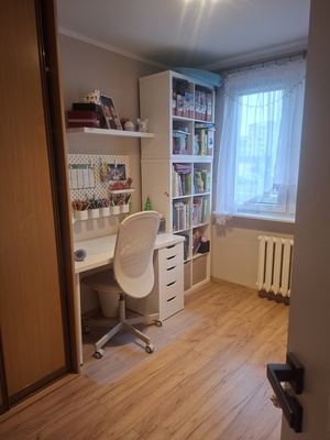 Elbląg Na sprzedaż 3-pokojowe mieszkanie o powierzchni 48m2.Do mieszkania przynależy piwnica i nowo zrobiony balkon.