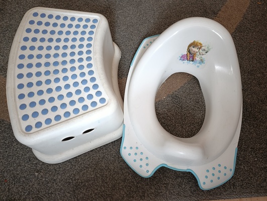 Elbląg Sprzedam nakładkę na toaletę i podnóżek dla dzieci. Stan dobry jak na zdjęciach. Kontakt sms