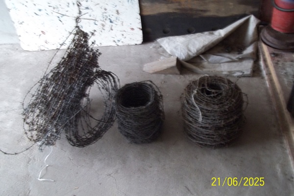 Elbląg Sprzedam dwa krążki drutu kolczastego gr.2,5 mm. Waga jednego krążka ponad 15 kg. Cena 100 zł. za krążek. Za