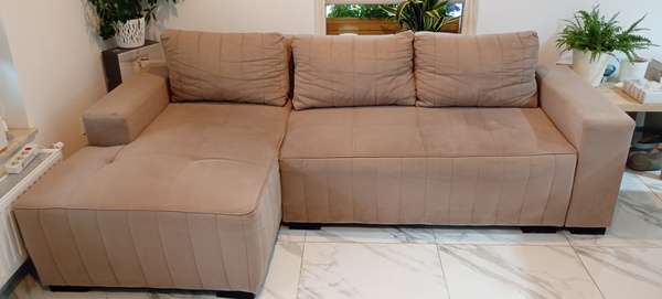 Elbląg Wygodna, rozkładana sofa narożna w kolorze beżowym, Trzyletnia, Mebel w dobrym stanie, nadaje się do użytku.