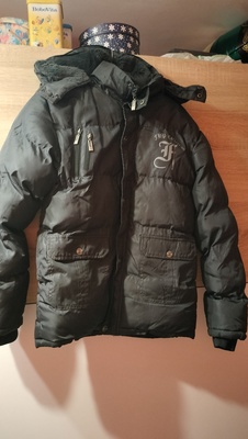 Elbląg Sprzedam kurtkę zimową ocieplaną futerkiem z odpinanym kapturem. Rozmiar 152.Stan bardzo dobry. Po jednym