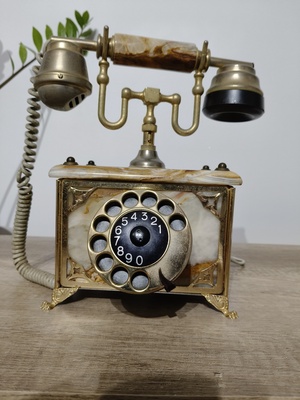 Elbląg Sprzedam zabytkowy, unikatowy telefon stacjonarny z tarczą numerową. Obudowa oraz część słuchawki wykonana z