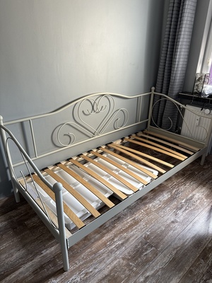 Elbląg Sprzedam białe metalowe łóżko wraz z materacem wymiary 200x100.Stan bardzo dobry. Polecam.