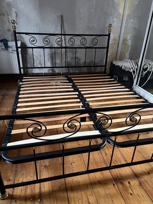 Elbląg Sprzedam łóżko małżeńskie metalowe - super stan. 
Szerokość 160cm 
Długość 210cm
Bez materaca. 
Odbiór osobisty