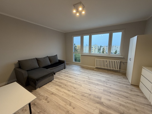 Elbląg   Kawalerka z oddzielną kuchniąOgrzewanie i ciepła woda z miastaMieszkanie umeblowane i odświeżoneOsiedle