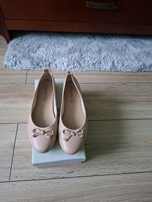 Elbląg Eleganckie buty na lekkim obcasie. Buty są bardzo wygodne. Założone kilka razy