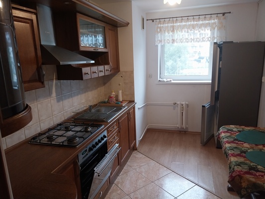 Elbląg Do wynajęcia duża kawalerka 42 m², z przestronnym balkonem i piwnicą. Mieszkanie znajduję się na II