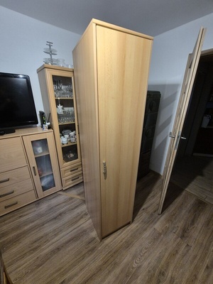 Elbląg Sprzedam pionek w kolorze buk wys. 195,szerokość 45 cm głębokość 54 cm. Wewnątrz 2 półki i ramię na wieszaki