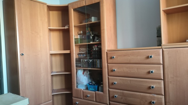 Elbląg Meble do pokoju z 8 części, składają się z szafek, komody z 6 szufladami, oszklonej witryny i półek, nadstawek.