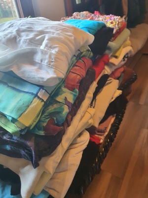 Elbląg Oddam duzo ciuszków na 160 wzrostu dla szczupłej panienki. Mile widziana kawa Jacobs zielona.