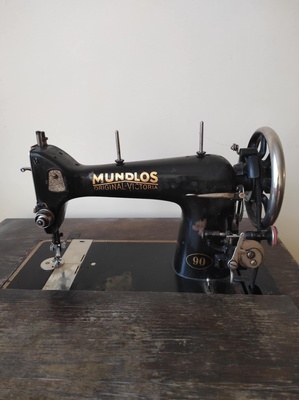 Elbląg Sprzedam szafkową maszynę do szycia Mundlos Oryginal Victoria z lat 1910-1925 z napędem nożnym.
Cena do