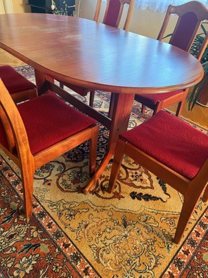 Elbląg Sprzedam stół do salonu z litego drewna. Wymiary 150x90cm, wysokość 72cm. Do kompletu 5 krzeseł drewnianych.