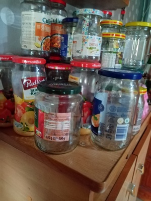 Elbląg Zamienię 40 słoików (+-) na coś. 
Słoiki są umyte i z dopasowanymi nakrętkami. 
Trzeba tylko opłukać z kurzu.