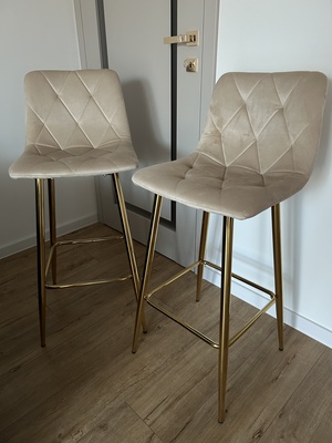 Elbląg Sprzedam 2 hokery/krzesła barowe widoczne na zdjęciach. Stan jak nowy, prawie nieużywane. Materiał obicia -