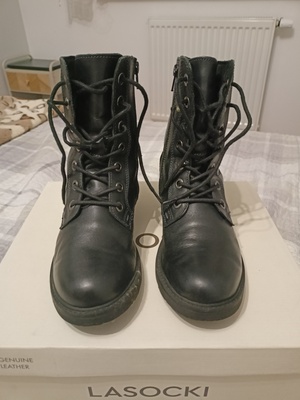Elbląg Sprzedam damskie buty młodzieżowe marki Lasocki, wykonane z czarnej skóry naturalnej. Używane, w dobrym stanie.