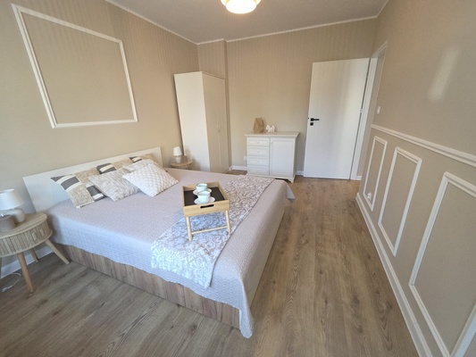 Elbląg Przestronne dwupokojowe mieszkanie na pierwszym piętrze z balkonem i oddzielną kuchnią.
