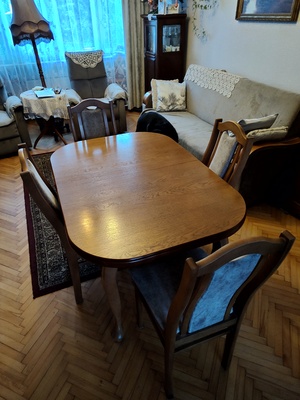 Elbląg Sprzedam stół z 4 krzesłami 130x90cm + 2 wkładki. Stan bardzo dobry.
