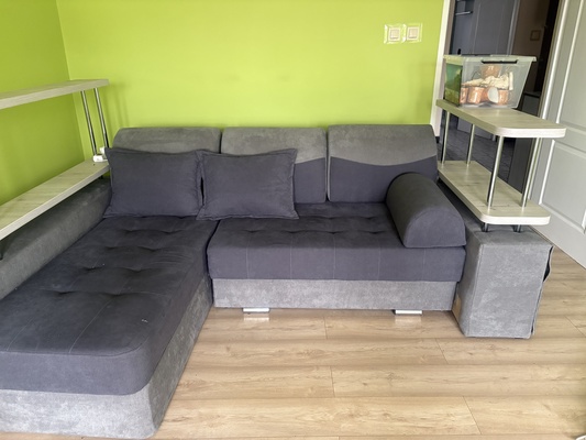 Elbląg Sprzedam narożnik z półkami, jak nowy. W zestawie są dwie pufy. Możliwość dokupienia mebli.