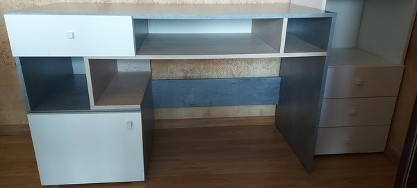 Elbląg Sprzedam biurko z regałem + krzesło. 
Wymiary biurka: dł. 125 cm, szer. 55 cm, wys. 76 cm. 
Wymiary regału: