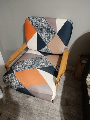 Elbląg 1.Fotel składa sie z 2 poduszek, z których można ściągać pokrowce zarówno te kolorowe jak i jasne. Można prac