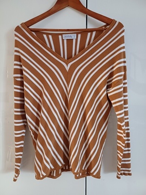 Elbląg Sweterek dzianinowy elastyczny Janina rozmiar S M, cieńszy na wiosnę, ,karmelowo-biały, stan idealny jak nowy