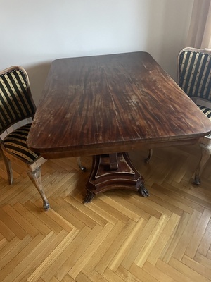 Elbląg Autentyczny, stary stół z przełomu XIX i XX wieku, w stylistyce klasycystycznej / empire na centralnej