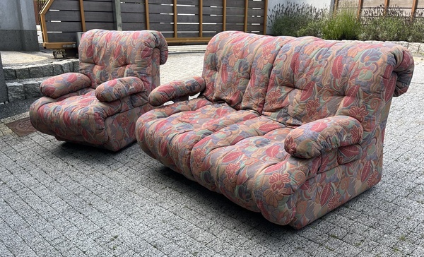 Elbląg Do oddania dwuosobowa sofa i fotel. 
Meble są używane. 
Zainteresowanych proszę o kontakt. 
Odbiór z garażu w