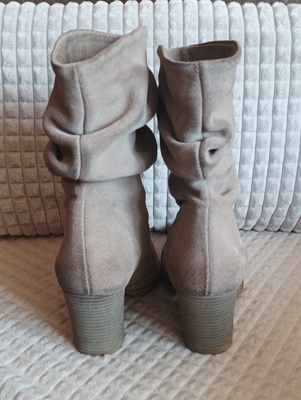 Elbląg Mam do sprzedania damskie buty kowbojki, takie jak na foto. Buty w idealnym stanie, rozmiar 38.. Sprzedaje bo