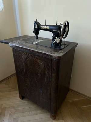 Elbląg Sprzedam szafkową maszynę do szycia Mundlos Oryginal Victoria z lat 1910-1925 z napędem nożnym. 
Cena do