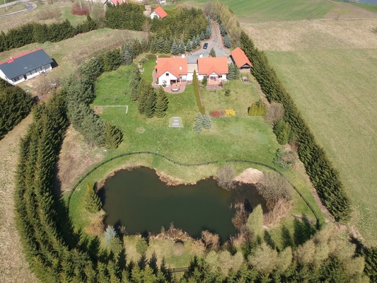 Elbląg BIURO NIERUCHOMOŚCISZULC& SZULCPowierzchnia domu: 140 m2Powierzchnia działki: 3000 m2Nieruchomość położona