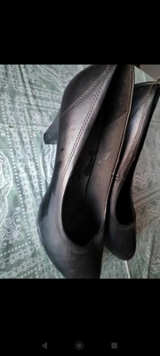Elbląg Sprzedam czarne skórzane buty damskie na obcasie. Stan bardzo dobry. Rozmiar 41.Obcas 8cm kontakt sms