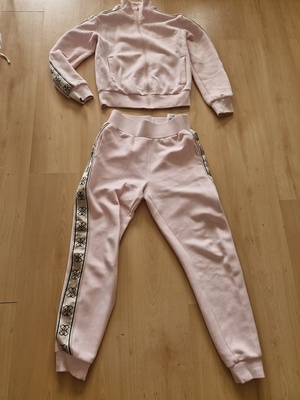 Elbląg Sprzedam dres Guess założony kilka razy. Spodnie w rozmiarze M lecz pasują na S bluza S. Polecam