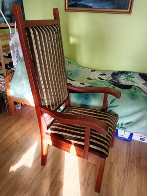 Elbląg Sprzedam dwa bardzo solidne drewniane krzesła/fotele w wysokim oparciem. Mogę dowieźć na terenie Elbląga Cena