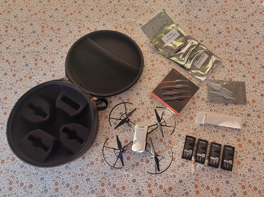 Elbląg Dron DJI Ryze Tello z czteroma oryginalnymi bateriami, Wi-Fi reapeterem Xiaomi (do wydłużenia zasięgu), twardym