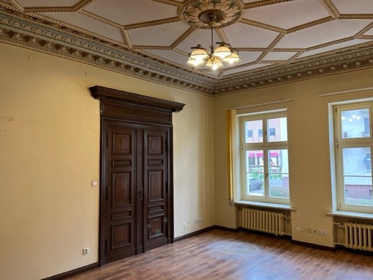Elbląg klimatyczny lokal w zabytkowym pałacyku do wynajęcia trzy pomieszczenia biurowe o pow.67m² *sala