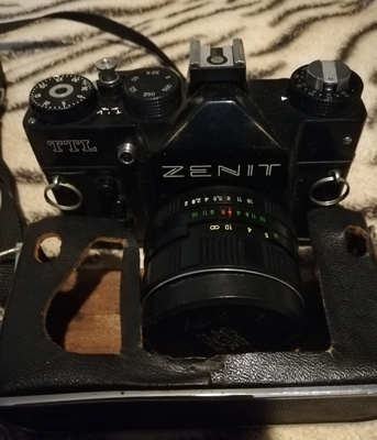Elbląg Sprzedam aparat marki Zenit TTL na kliszę w bardzo dobrym stanie + futerał +statyw, + uchwyt że ma na trzymać w